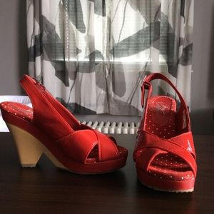 Women’s volatile sandals size 5